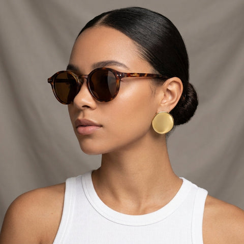 woman wearing polarized round tortoise sunglasses - Fashlot