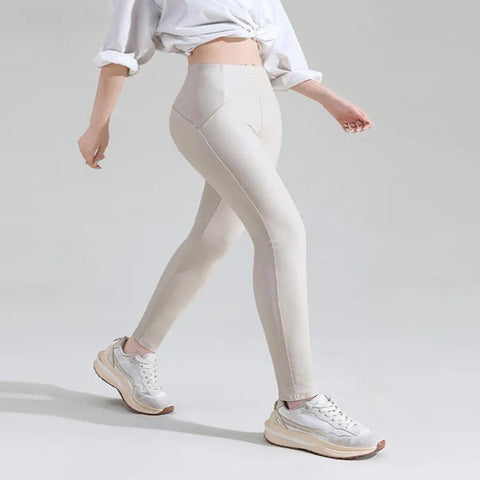 light-colored leggings and white sneakers - Fashlot